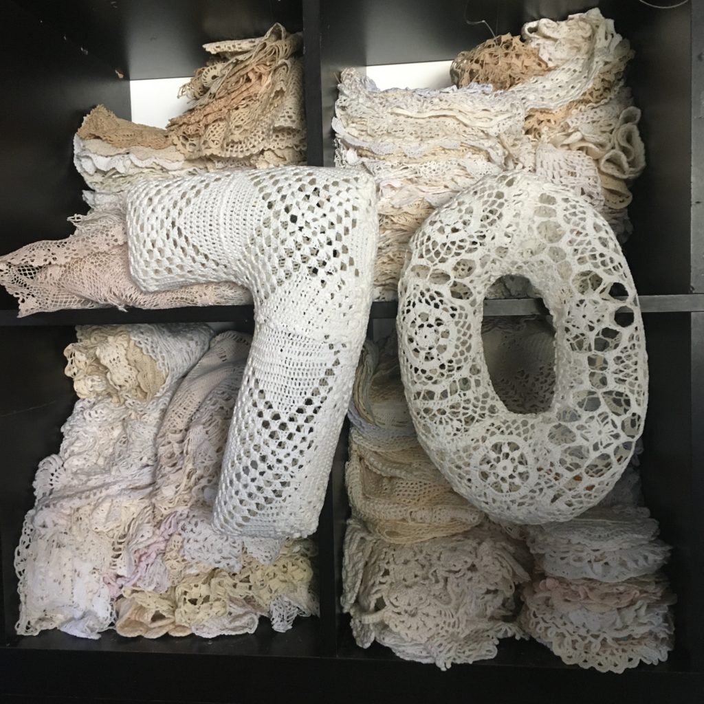 maillo-design-textile-dentelle-chiffre-decoration-anniversaire-communauté-emmaus