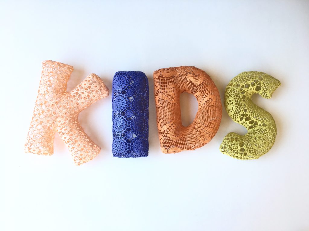 maillo-design-textile-dentelle-lettre-kids-decoration-salon-playtime-paris