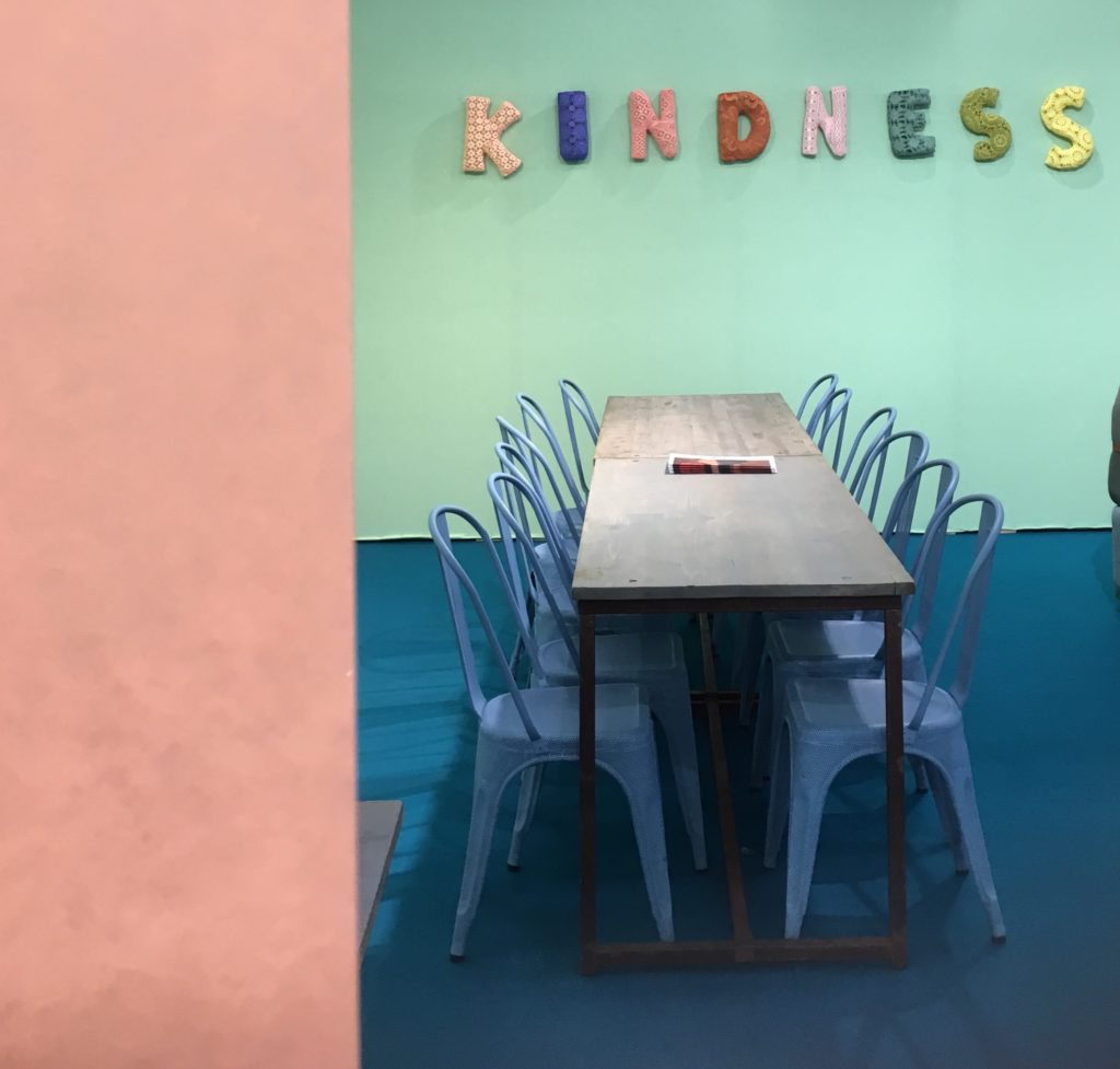 maillo-design-textile-dentelle-lettre-kindness-decoration-salon-playtime-paris