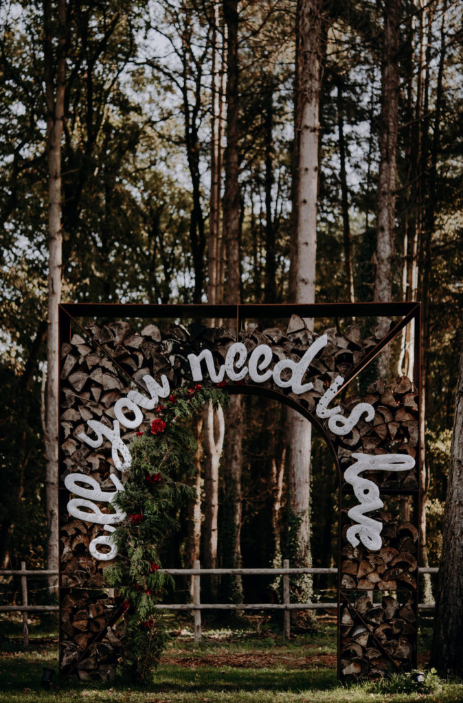 maillo-design-textile-dentelle-arche-deco-all-you-need-is-love-inspiration-mariage-domaine-du-Pan-pays-de-la-loire