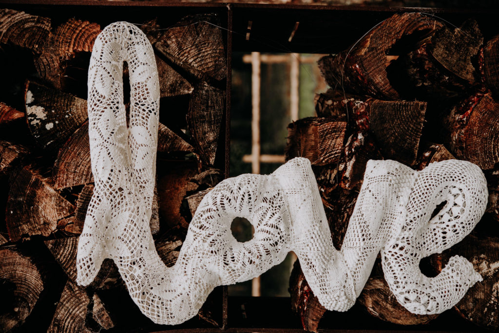 maillo-design-textile-dentelle-arche-deco-all-you-need-is-love-inspiration-mariage-domaine-du-Pan-pays-de-la-loire