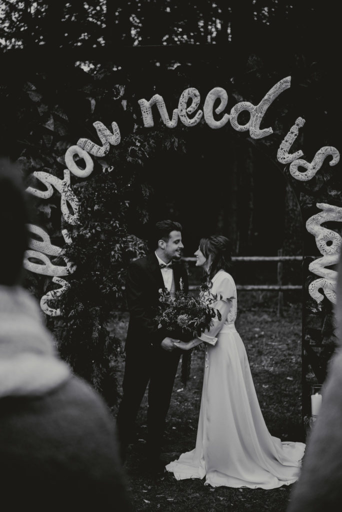 maillo-design-textile-dentelle-arche-deco-all-you-need-is-love-inspiration-mariage-domaine-du-Pan-pays-de-la-loire