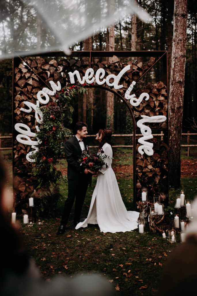 maillo-design-textile-dentelle-arche-deco-all-you-need-is-love-inspiration-mariage-domaine-du-Pan-pays-de-la-loire