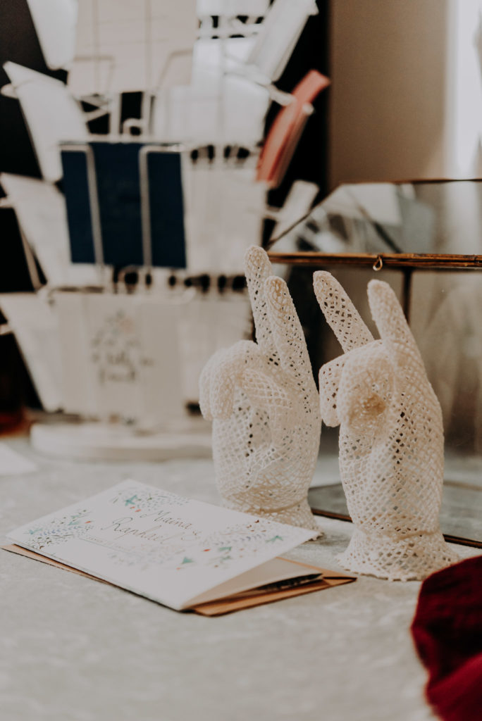 Gants emoticons dentelle, lumière mariage d'hiver, domaine de Pan, Saint Nazaire, Pays de la Loire