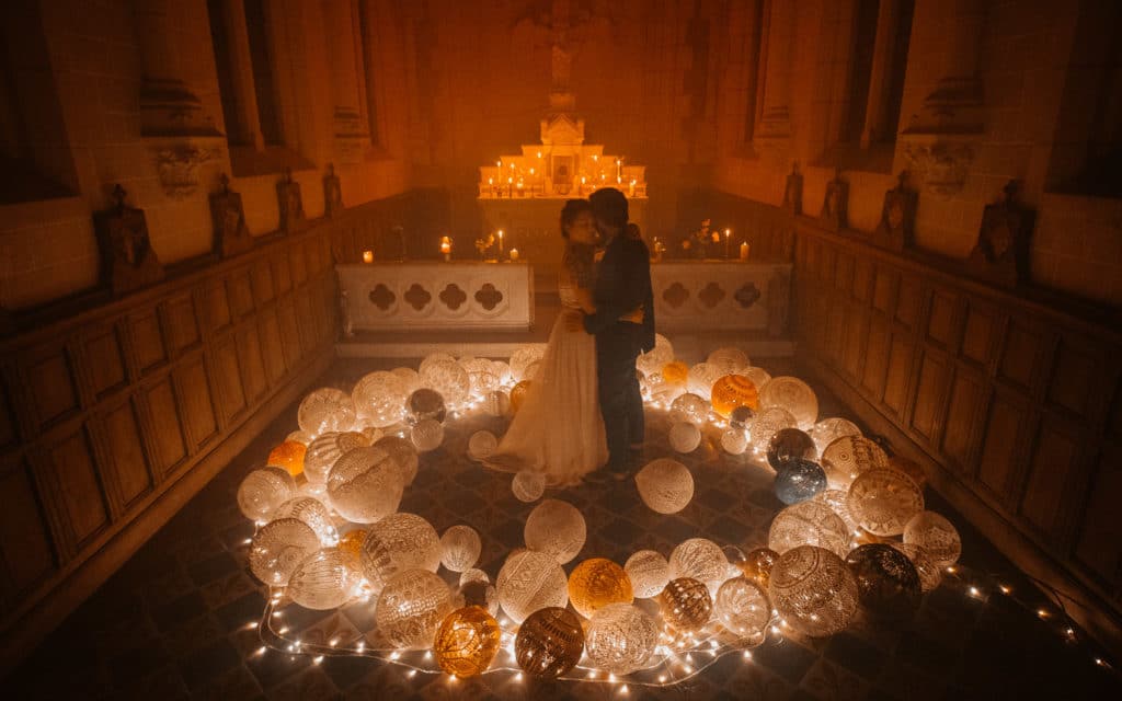 décoration cérémonie de mariage romantique et moderne dans La Chapelle du château du Hallay