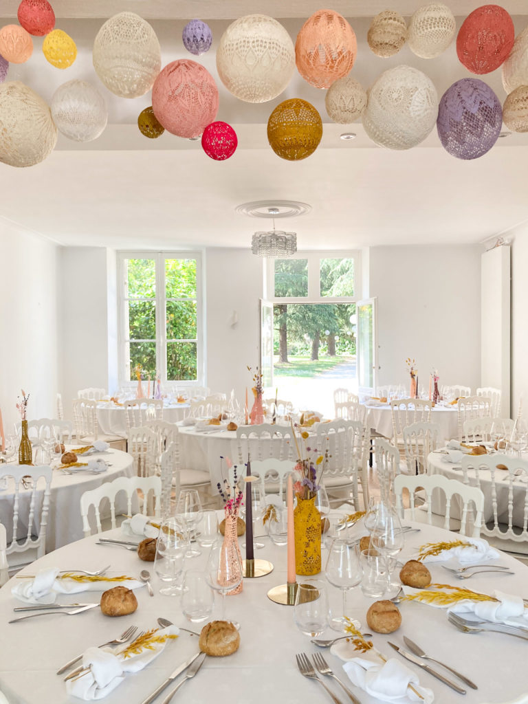 décoration mariage moderne, romantique et coloré au Manoir Les Landes Blanches. Les Sorinières. Loire Atlantique