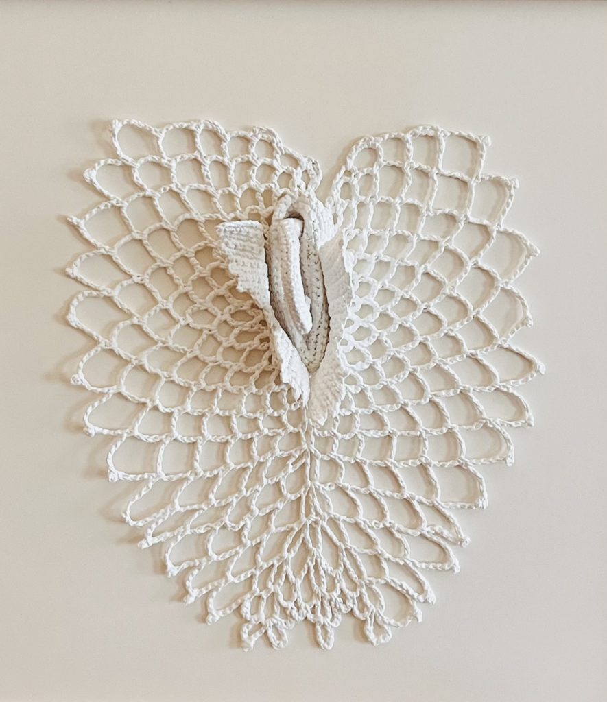 cygne au crochet modelé en forme de vulve par véronique damart
