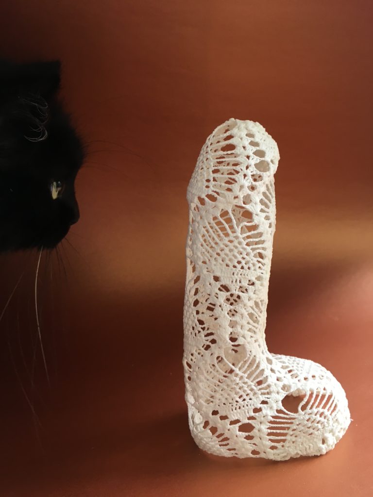 phallus dentelle blanc, art textile engagé et féministe