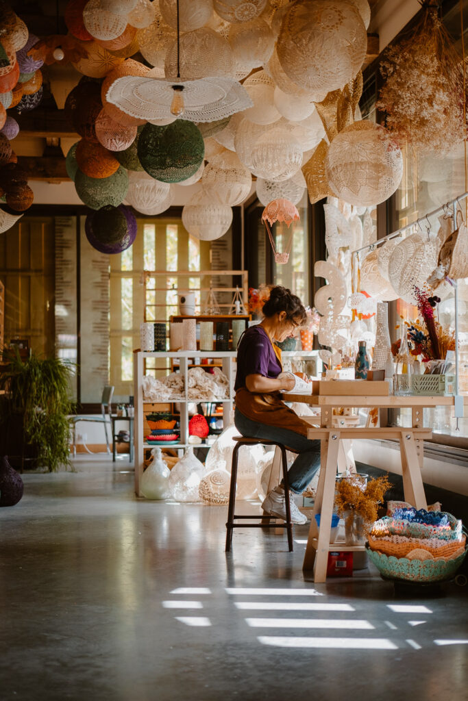 Véronique Damart dans son atelier d'art textile Amidonnée au Séchoir du Liveau à Gorges