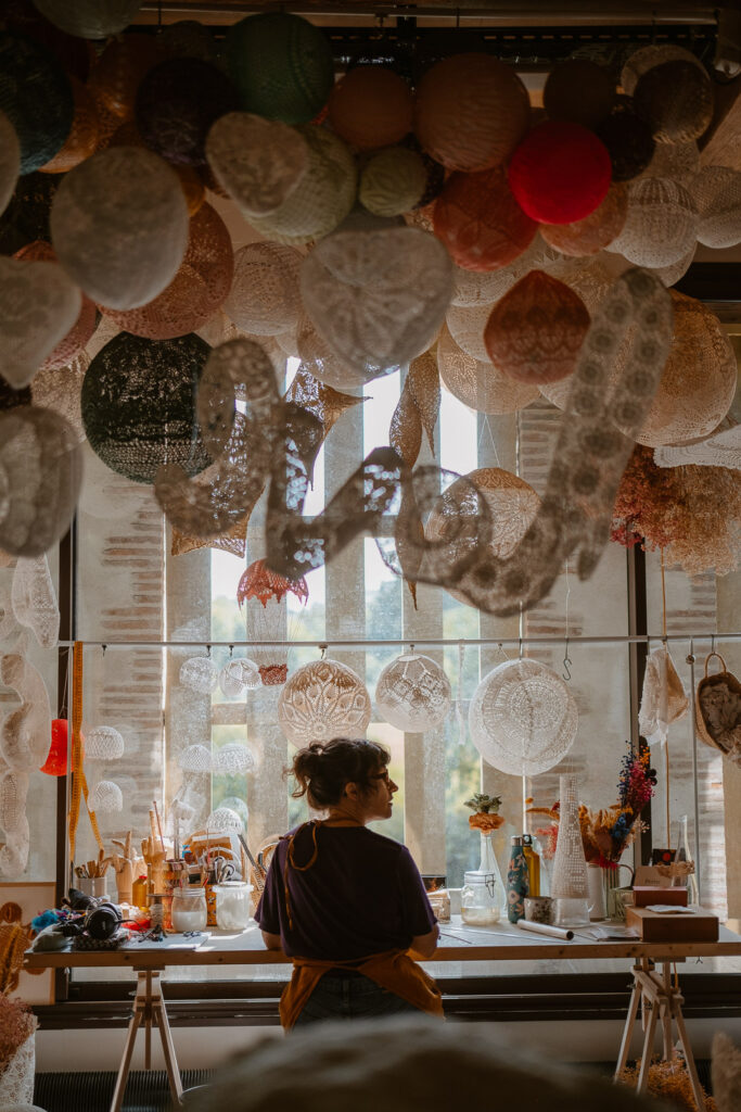 Véronique Damart dans son atelier d'art textile Amidonnée au Séchoir du Liveau à Gorges