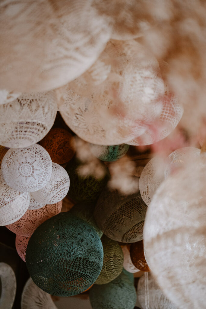Ballons dentelles dans l'atelier d'art textile Amidonnée au Séchoir du Liveau à Gorges