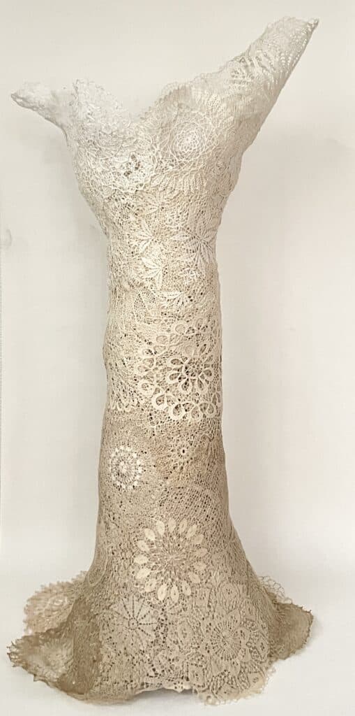 arborescence sculpture textile d'un arbre en dentelle de l'artiste Véronique Damart