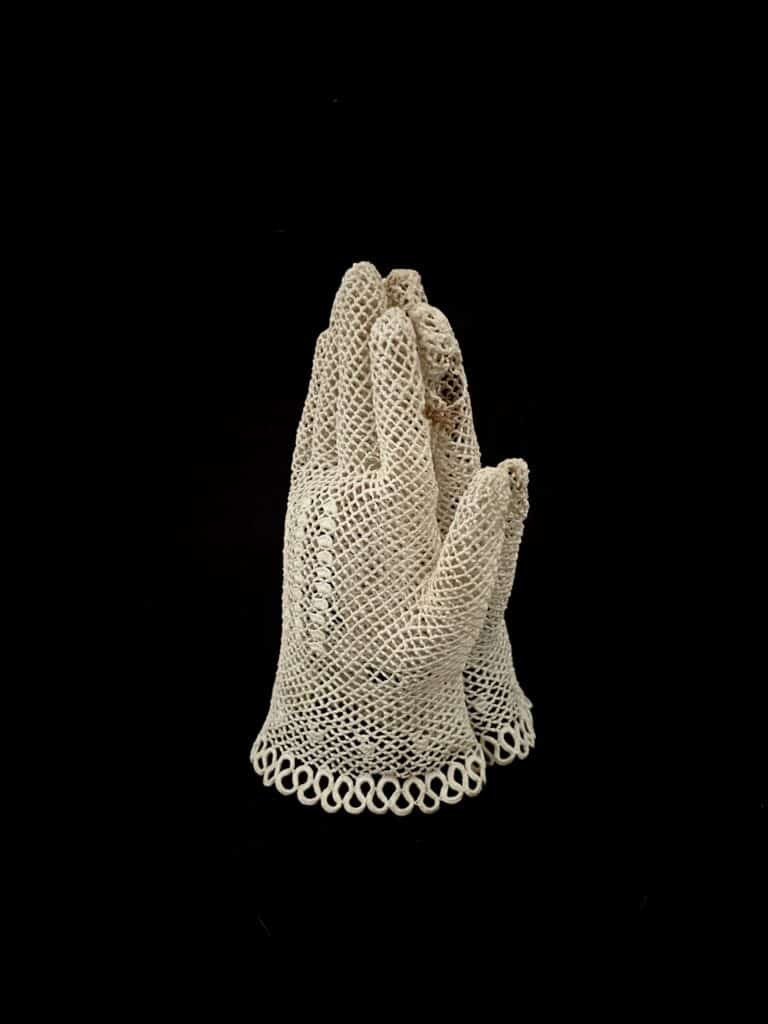 sculpture textile de gants dentelle en signe de prière par l'artiste Véronique Damart