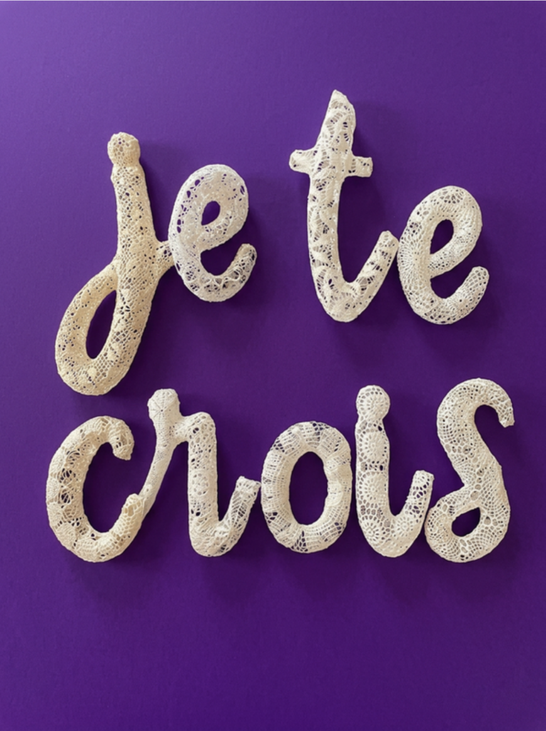 sculpture textile d'un message féministe en lettre dentelle par l'artiste engagée Véronique Damart