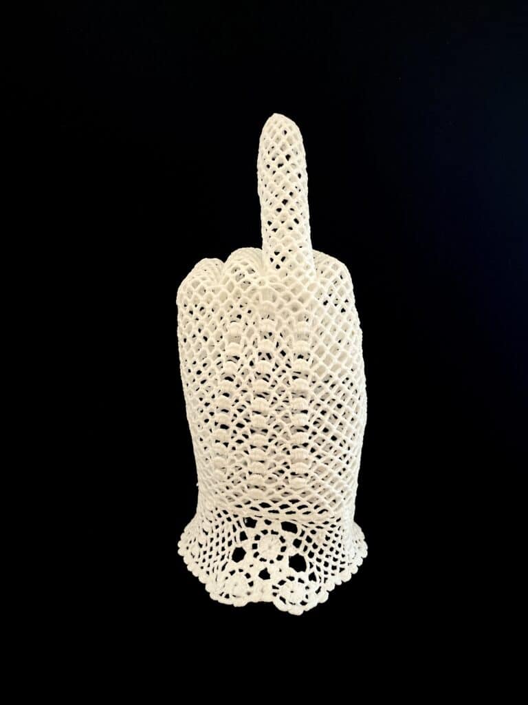 sculpture textile d'un gant dentelle doigt d'honneur par l'artiste engagée Véronique Damart